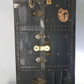 Wardrobe trunk in Spain - Furniture
