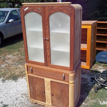 KITCHEN CHINA CABINET/CUPBOARD