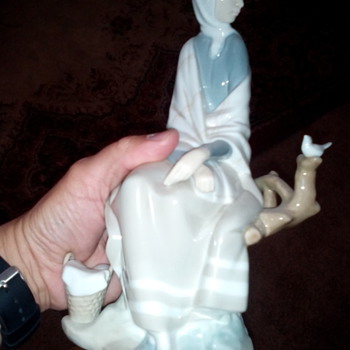 Vintage Lladro Statuette - Figurines