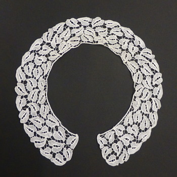 Antique stylized leaves lace collar, WW style - Art Nouveau