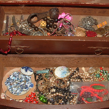 Miniature Trinket dresser? With Trinkets.