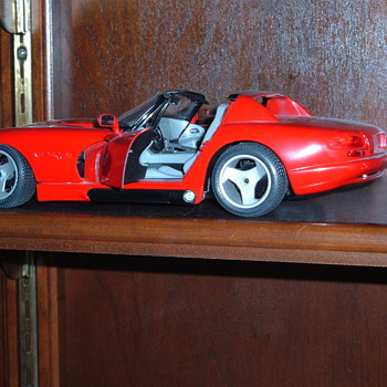 Some die cast model cars....1:24 and 1:19 scale... - Model Cars