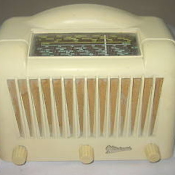 Marconi Valve radio with a bakelite casing - Radios