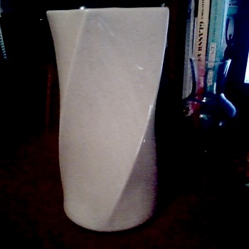 Art Deco Style "Twist" Vase USA 407 / McCoy "Floraline" ?? - Art Pottery