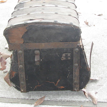 Jenny lind Trunk In bad need of repair - Furniture