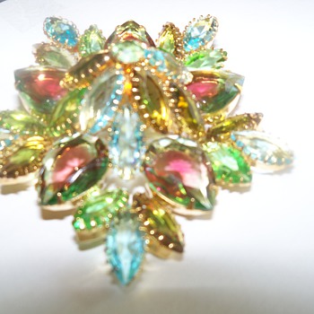 What type of brooches are these? Juliana? Watermelon glass? Czech?