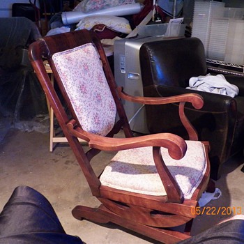 Rocker with little casters on front?`