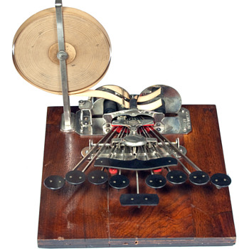 Stenograph 1 (Miles Bartholomew) - wooden base - 1882 - Office