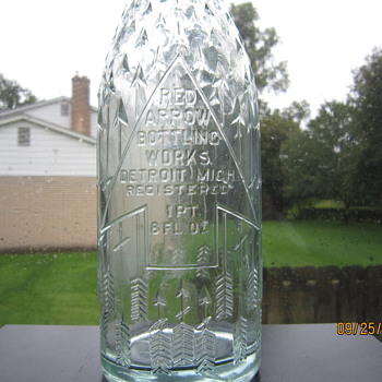 1920's Hemingray Antique Old Embossed Red Arrow Bottling Works Detroit Mich 1 Pt. 8 Fl Oz. Aqua Blue Pop Soda Bottle