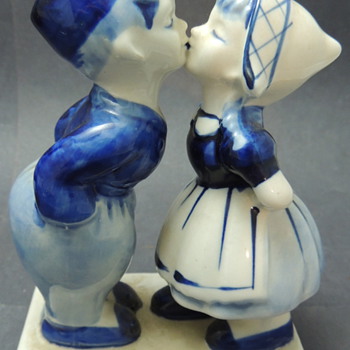 Delft's Blue - Kissing Dutch Boy & Girl