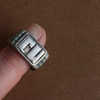 Art deco silver monogram ring: CW!