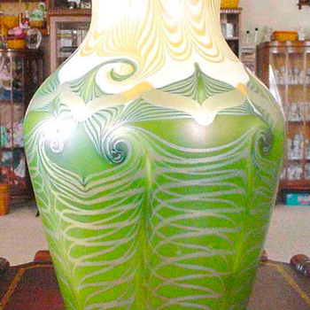 QUEZAL ART GLASS VASE, circa 1917