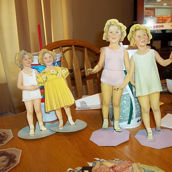 1930S SHIRLEY TEMPLE PAPER DOLLS/OUTFITS - Dolls