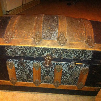 Metal and wood  trunk barrel or round top