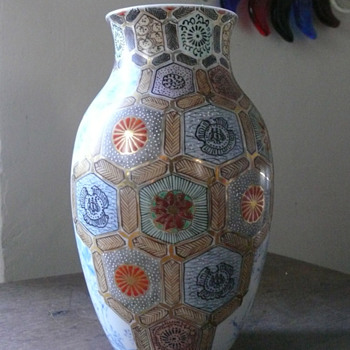 reign marked vase....