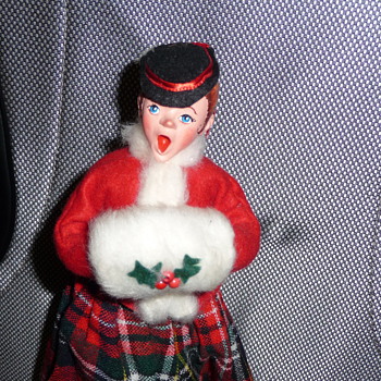 Simpich Doll Muff Lady Caroler - No Date?