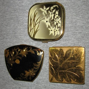 3 compacts featuring leaves - Accessories