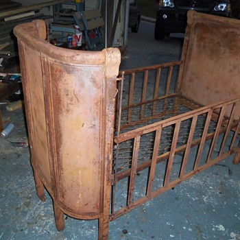 Metal Crib, can somone help me identify the make - Furniture