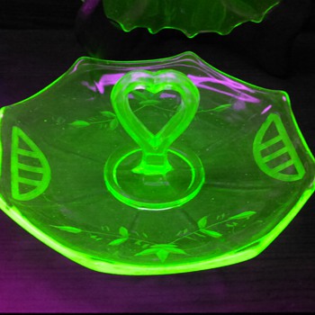 Uranium tidbit strange pattern w/ heart shaped hndle - Glassware