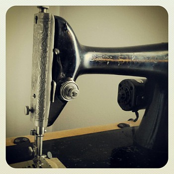 1926 Singer Sewing Machine (Portable) - Sewing