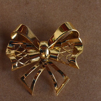 1940's retro 18 carat gold bow brooch