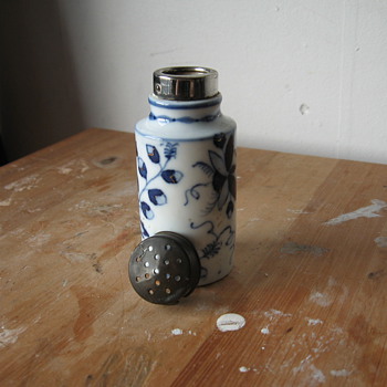 Old pepper dispenser 