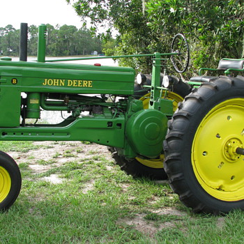 1951 B JOHN DEERE TRACTOR