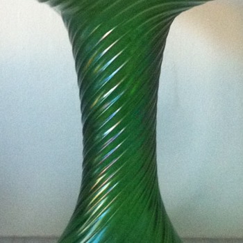 Ribbed and twisted green iridescent vase with ground pontil - Art Glass