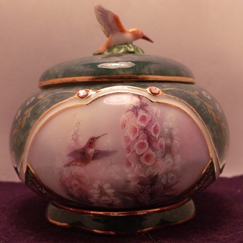Lena Lui's Hummingbird Potery Music boxes - Music