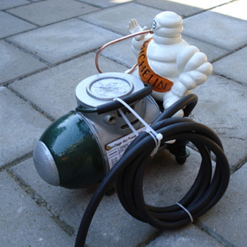 michelin compressor from the thirties with michelin man - Petroliana
