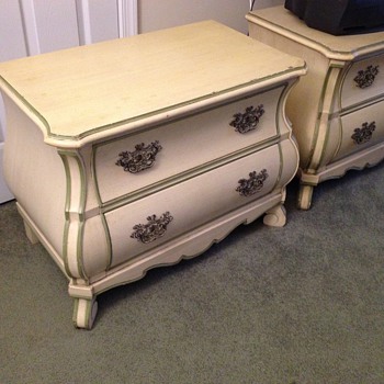 HENREDON NIGHT STANDS - Furniture