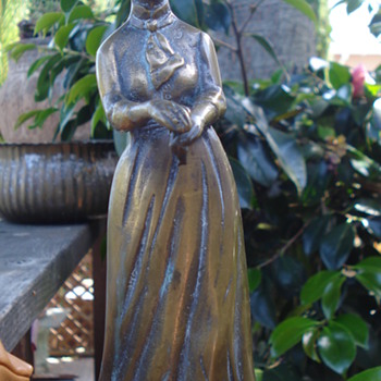 VICTORIAN WOMAN STATUE