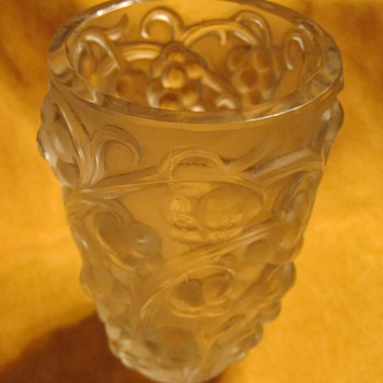 Rene Lalique - Raisons (RAISINS) Vase  CIRCA 1930 - Art Glass
