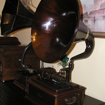 Edison Opera C1911, Mahogany cabinet and horn