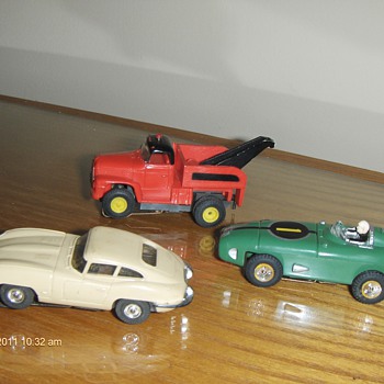 11- slots cars need help ID them father inlaw passaway.  - Model Cars