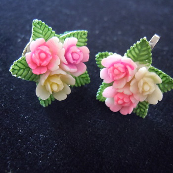 Pretty Screw Back earrings, Unmarked but old