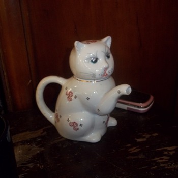 Cat with spout for paw from Taiwan