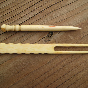 Bone or Ivory Victorian ? sewing items 