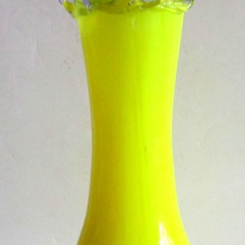 CZECH DECO EXPORT: KRALIK TRELLIS VASES. - Art Glass