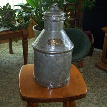 Los Angele's Creamery Co. Can, with chain, top, and handle