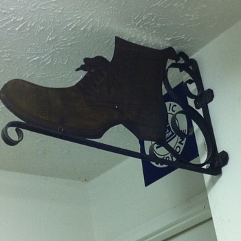 Shoe store or shoe repair sign