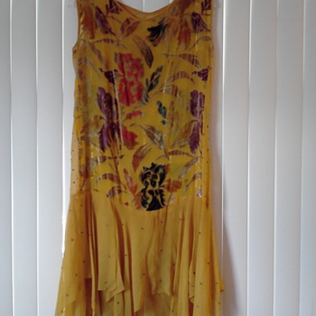 20's or 30's Flapper dress? Can anyone tell me what era and style this dress is? 