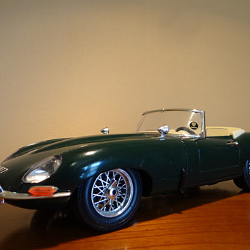  BURAGO - MADE IN ITALY - JAGUAR "E" (1961) SCALA  1/18 - Model Cars