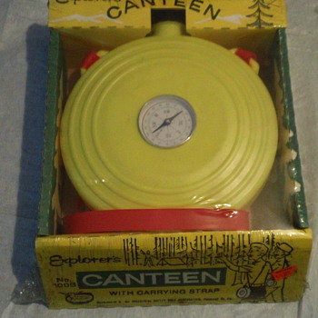 1950's EXPLORER'S KID CANTEEN WITH BUILD IN COMPASS FACTORY SEAL MINT - Toys