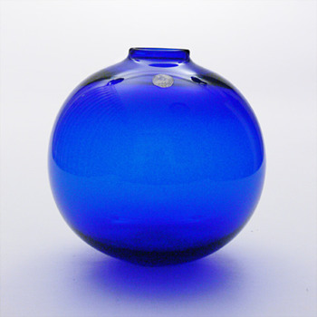Cobalt blue ball vase, per Lütken (Holmegaard, 1966) - Art Glass