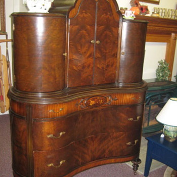 DRESSER WITH OUT A NAME