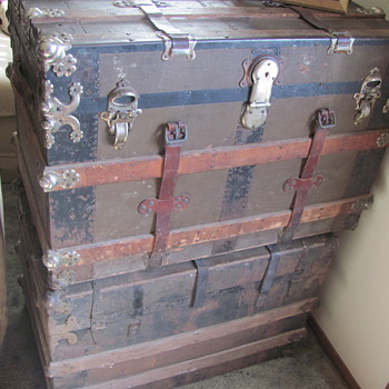 2 chests full of a 1/2 century of a large familys memorys - Furniture