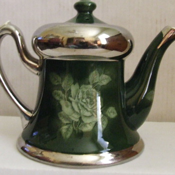nice vintage tea pot in pristine condition. - Kitchen