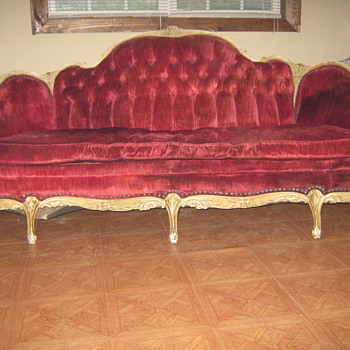 7 legged sofa ???? What, who, when?? - Furniture