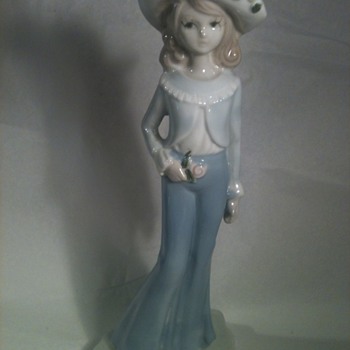 A PORCELAIN GIRL WITH BIG PANTS AND BIG HAT . - Art Pottery